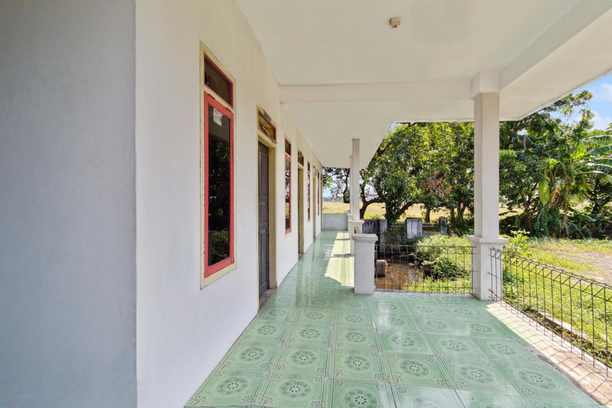 Spot On 92832 Al Mahira Syariah Hotel Majalengka Exterior foto